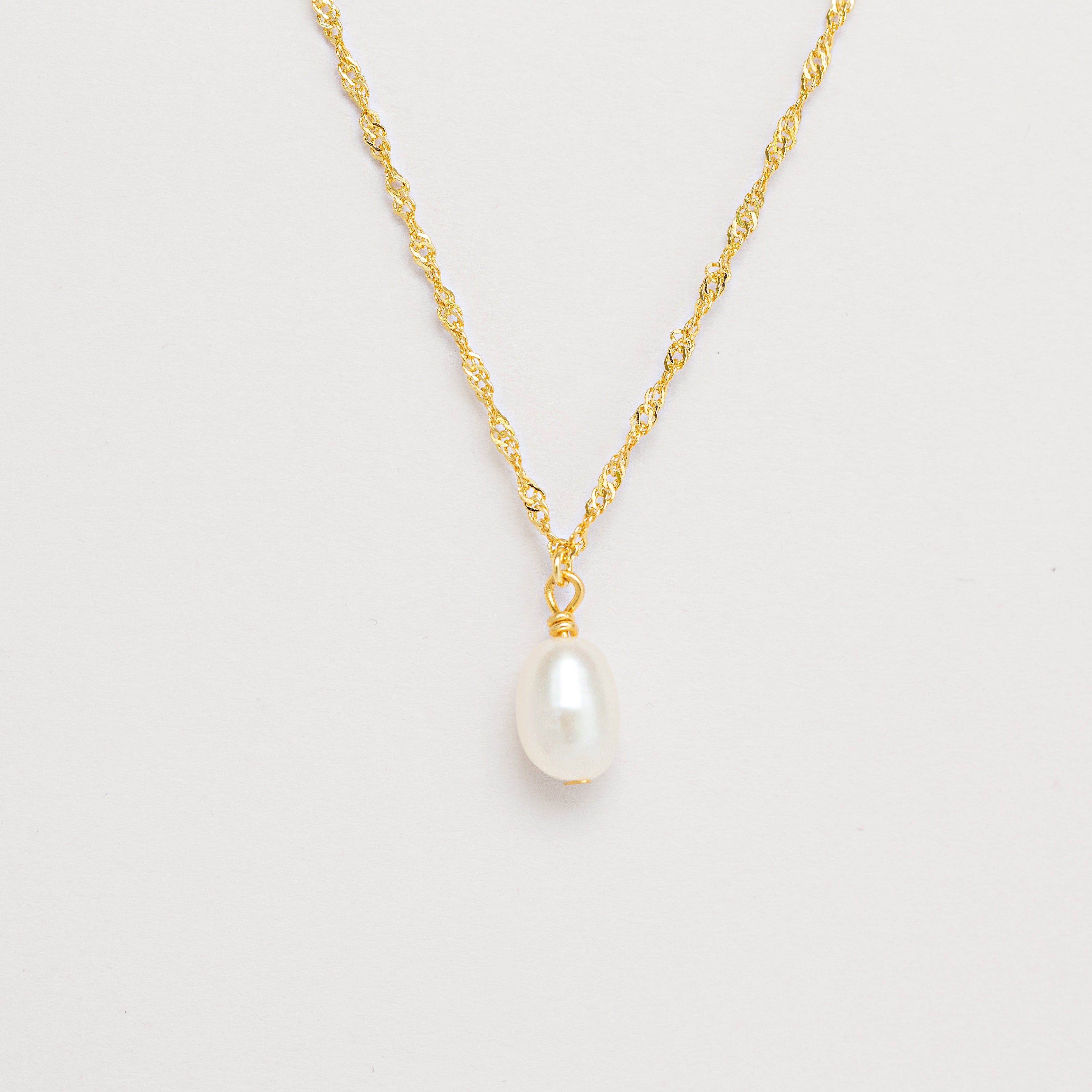 SIENNA // Dainty baroque pearl necklace gold