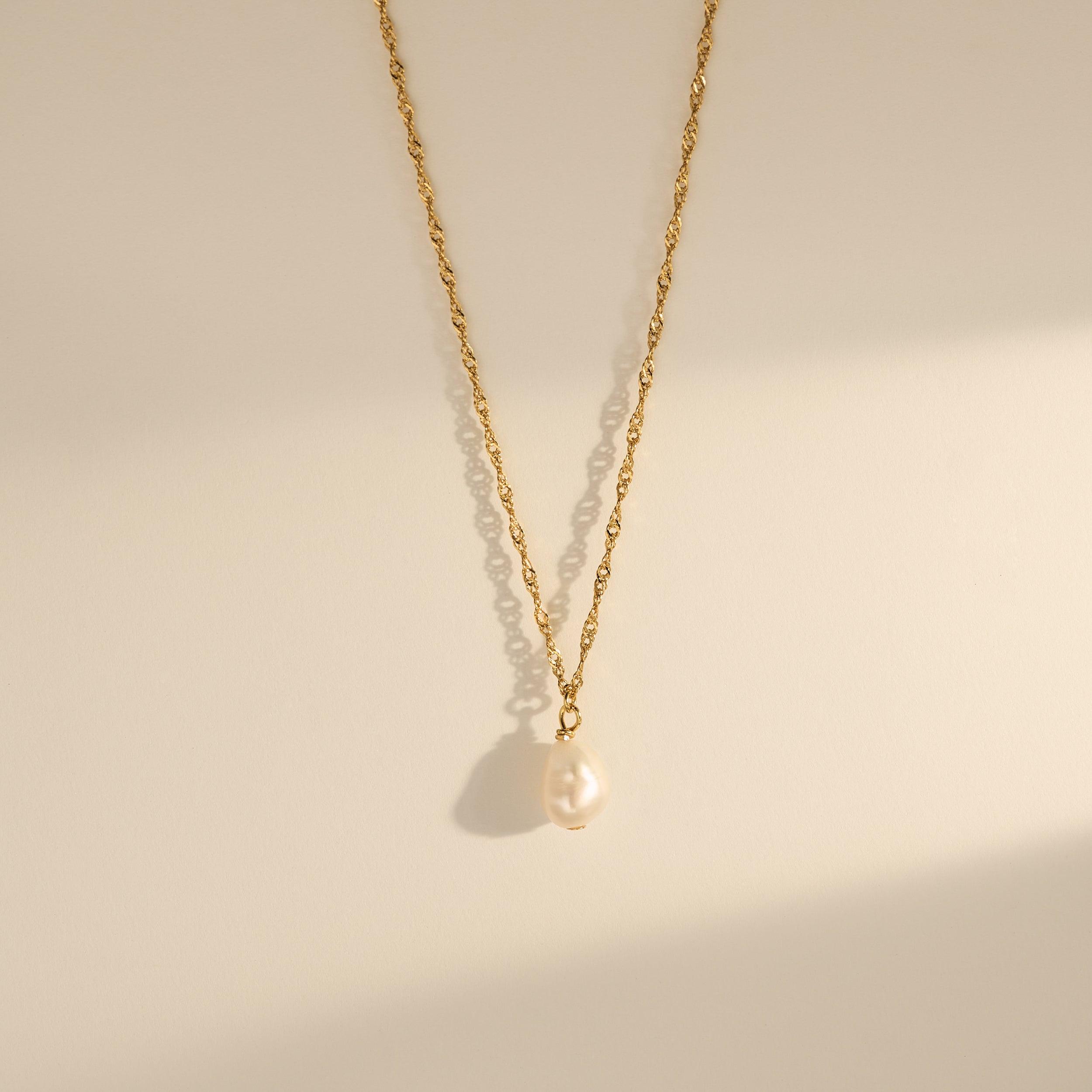 SIENNA // Dainty baroque pearl necklace gold