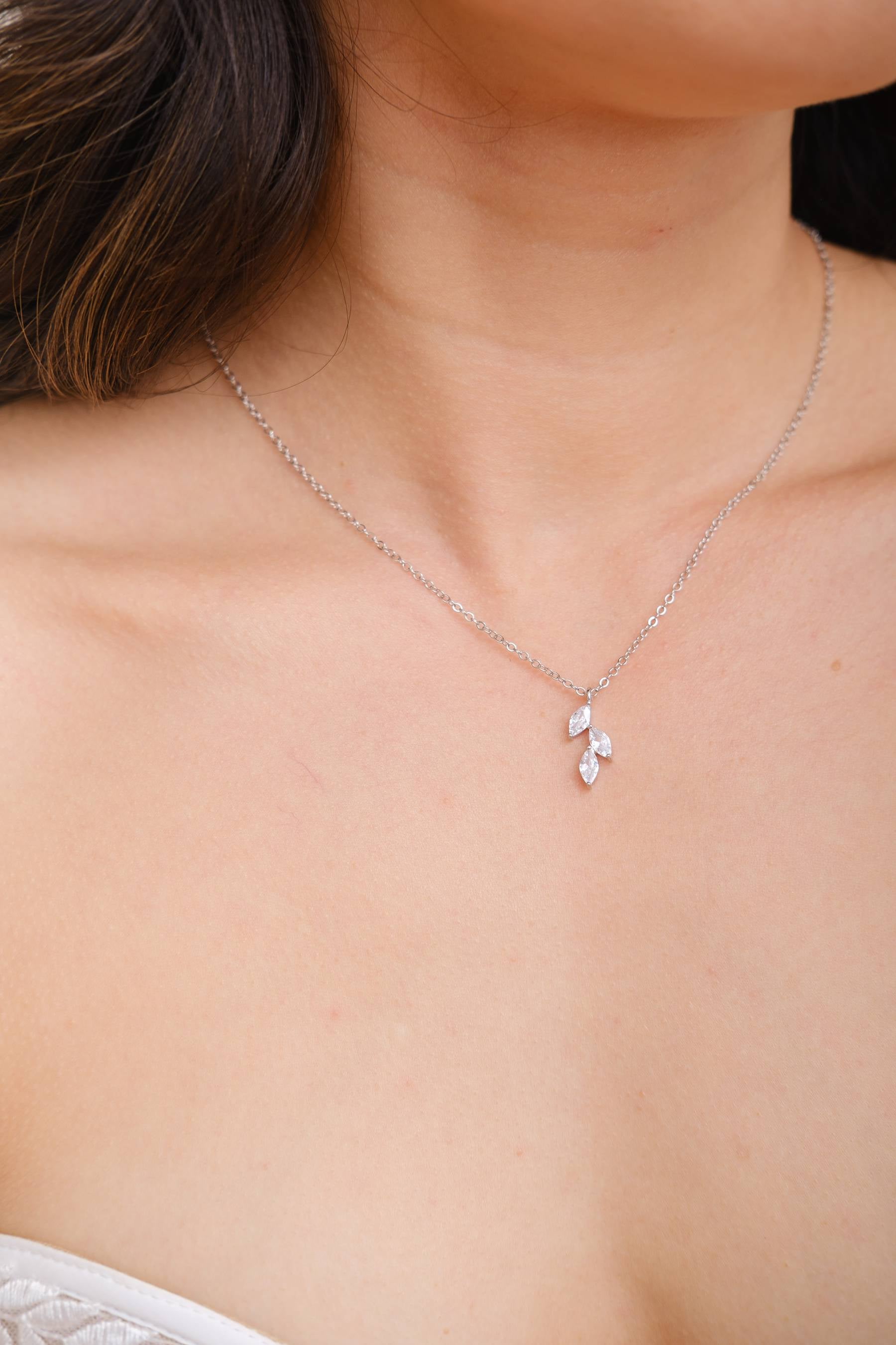 JANEY // Silver dainty leaf necklace