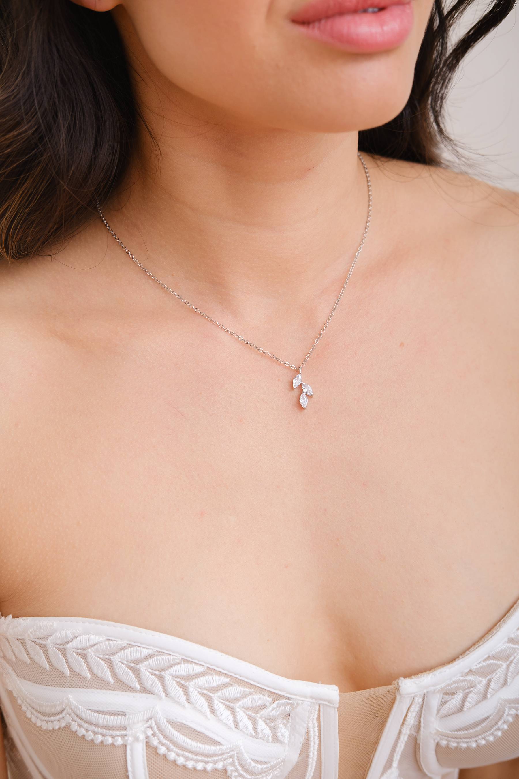 JANEY // Silver dainty leaf necklace