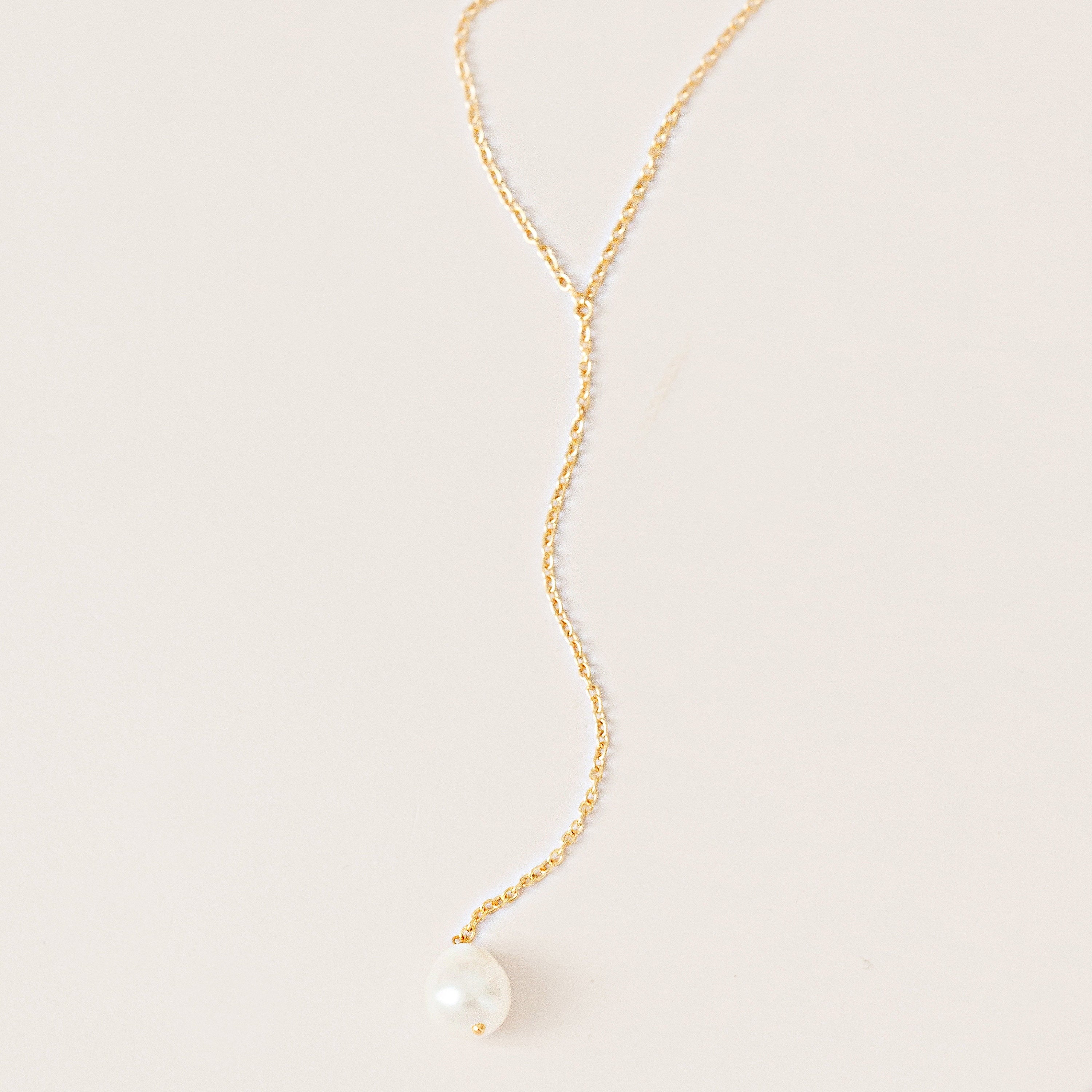 HALLIE // Gold and pearl y necklace