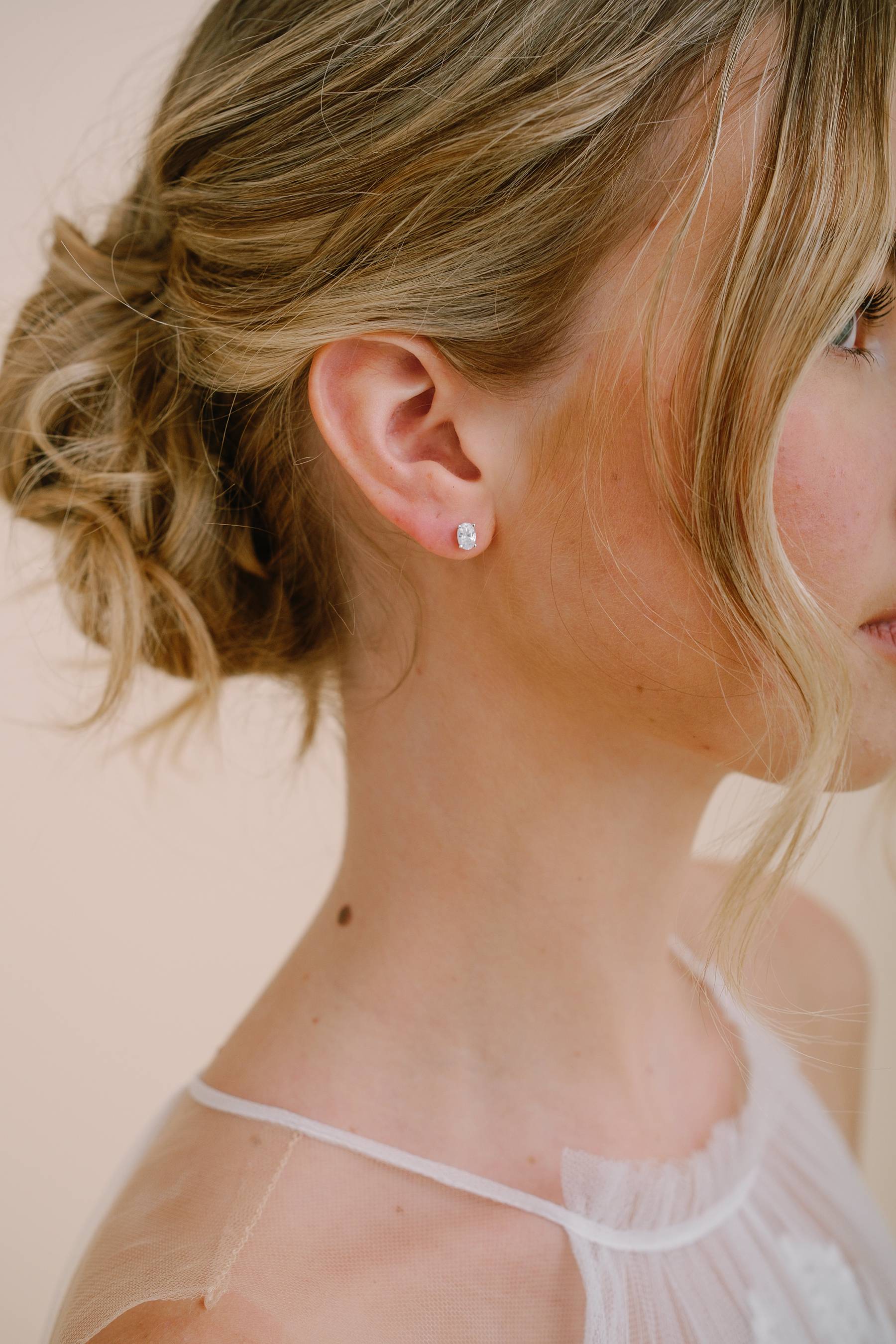 CLARA // Dainty oval studs