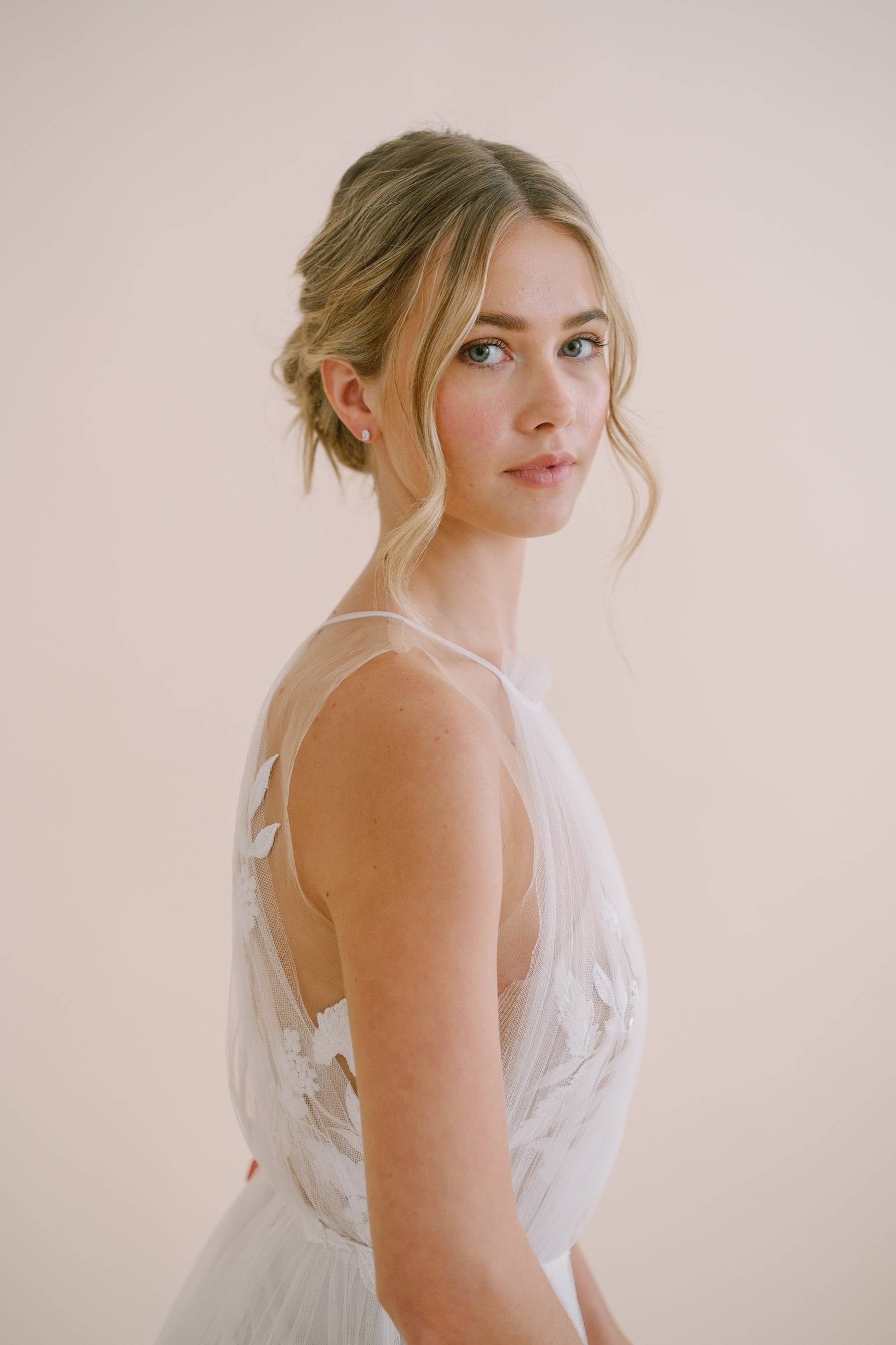 CLARA // Dainty oval studs