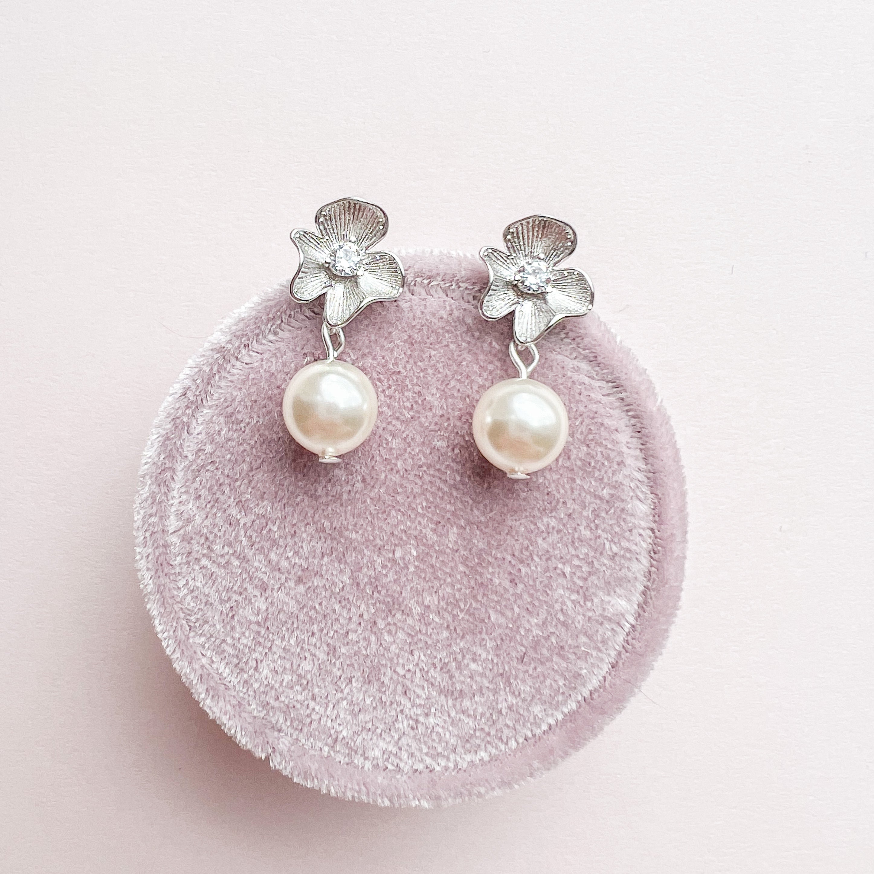HANA // Gold floral and pearl earrings