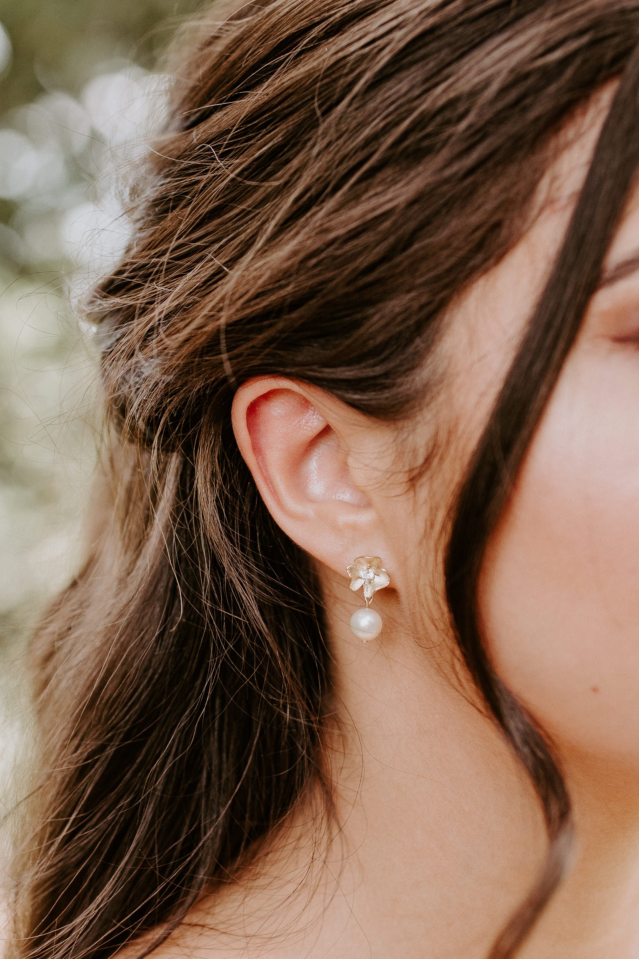 HANA // Gold floral and pearl earrings