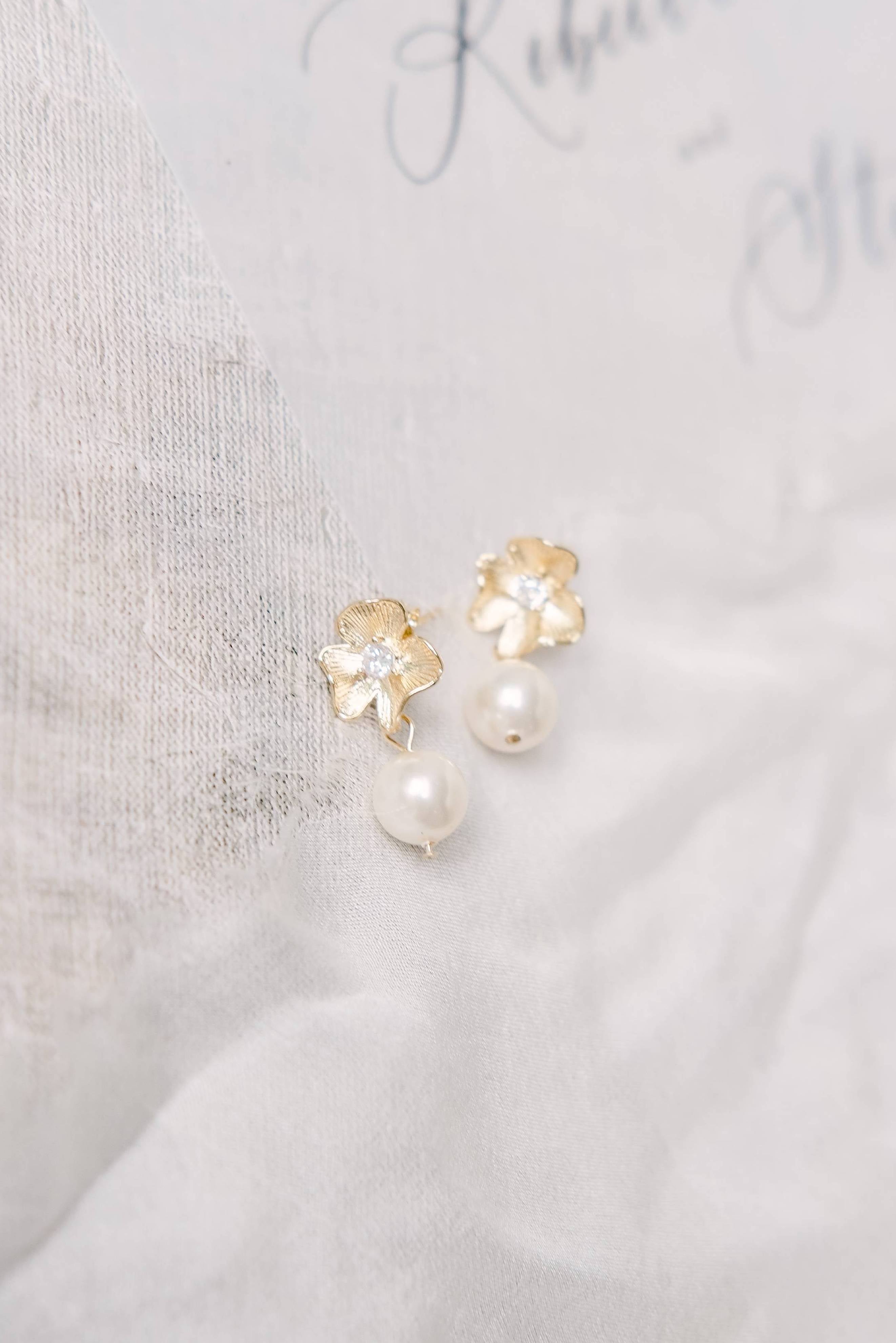 HANA // Gold floral and pearl earrings