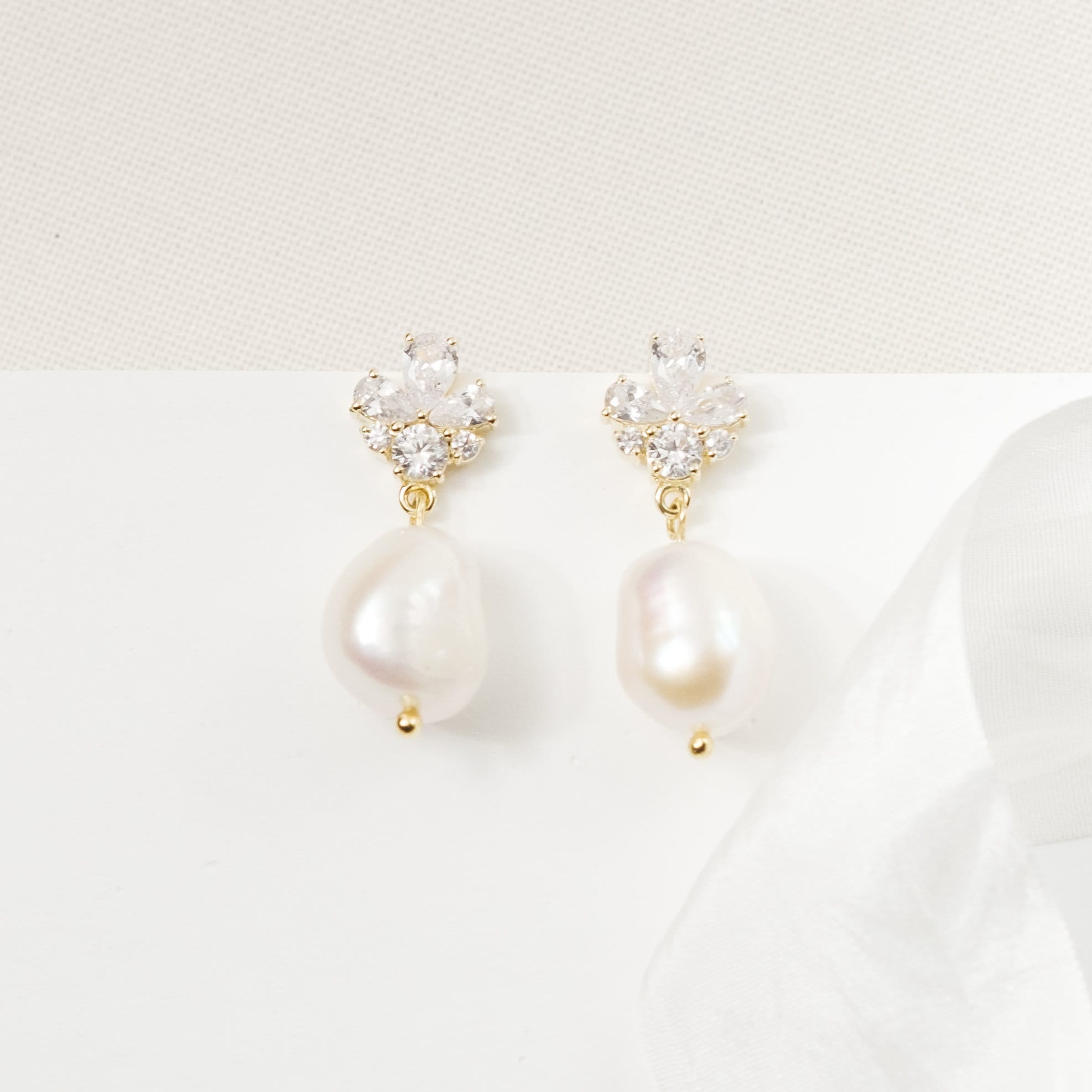 GISELLE // Pearl and crystal earrings