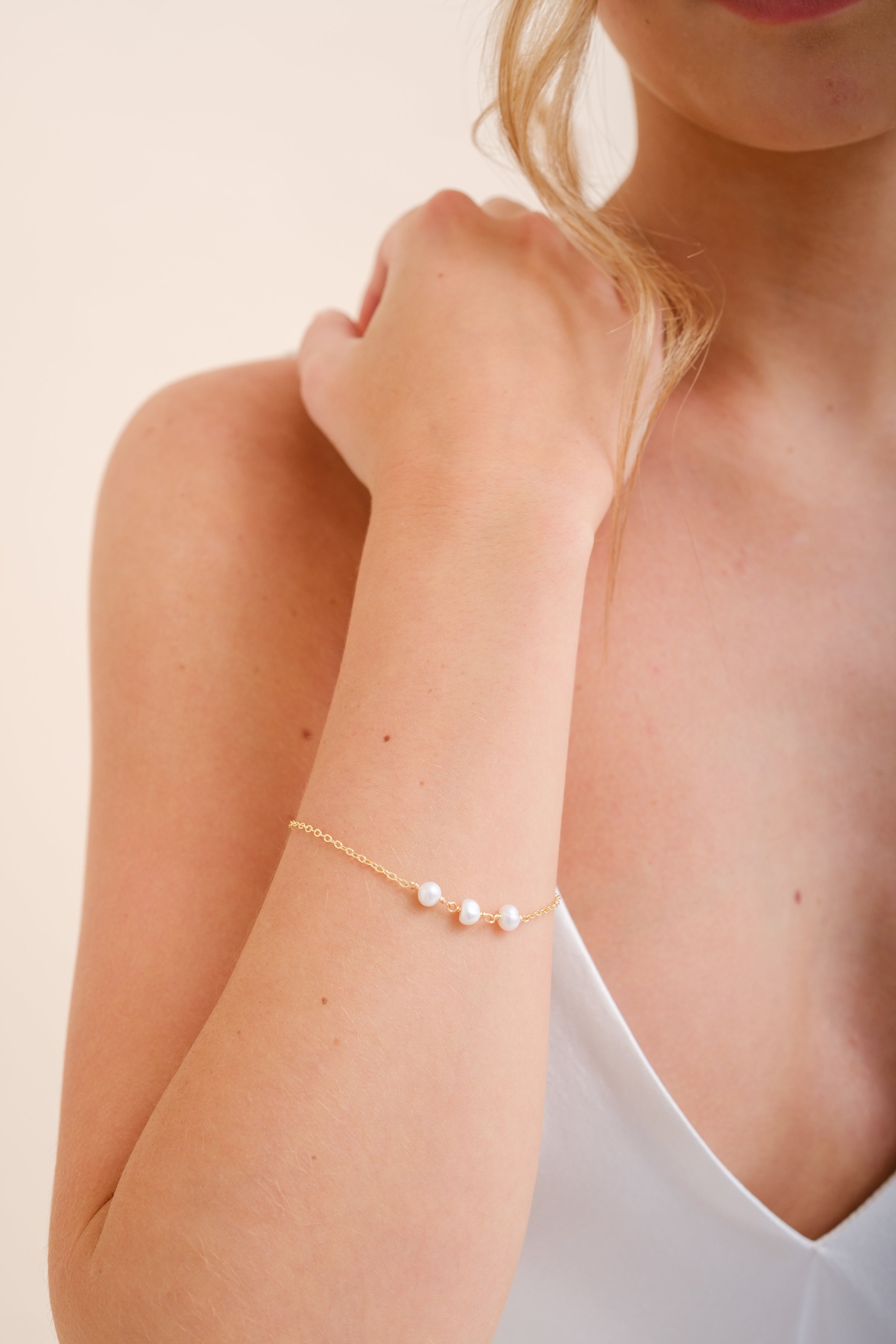 ABIGAIL // Dainty pearl bridal bracelet