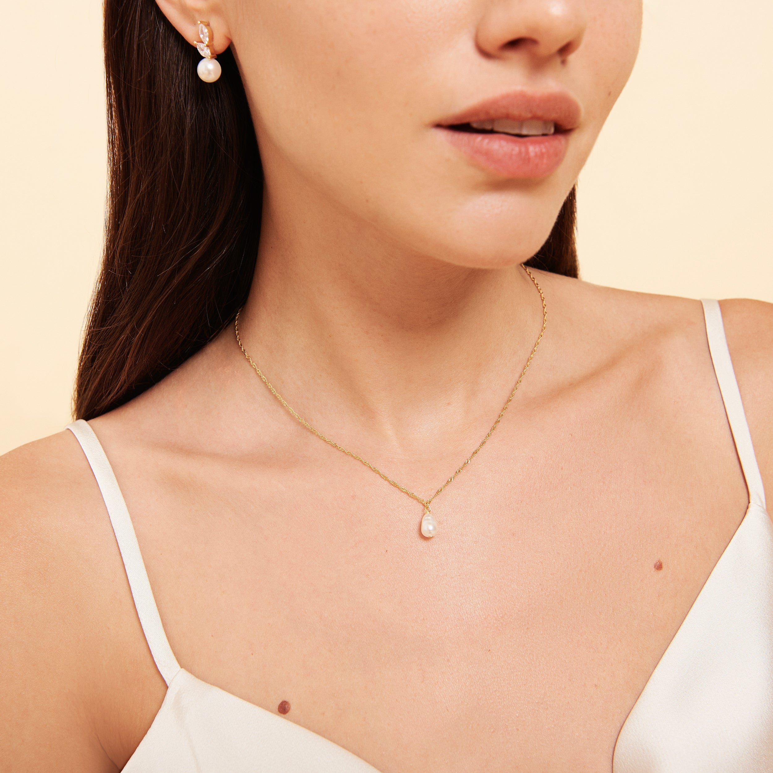 SIENNA // Dainty baroque pearl necklace gold