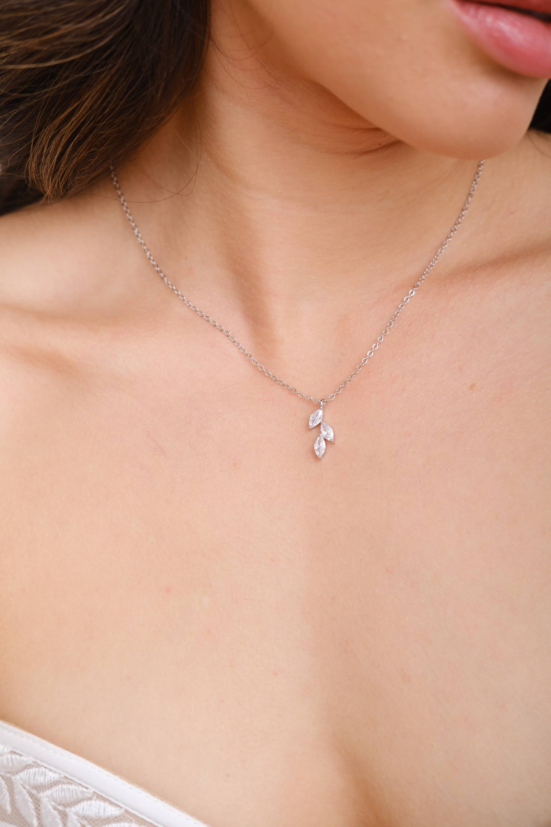 JANEY // Silver dainty leaf necklace