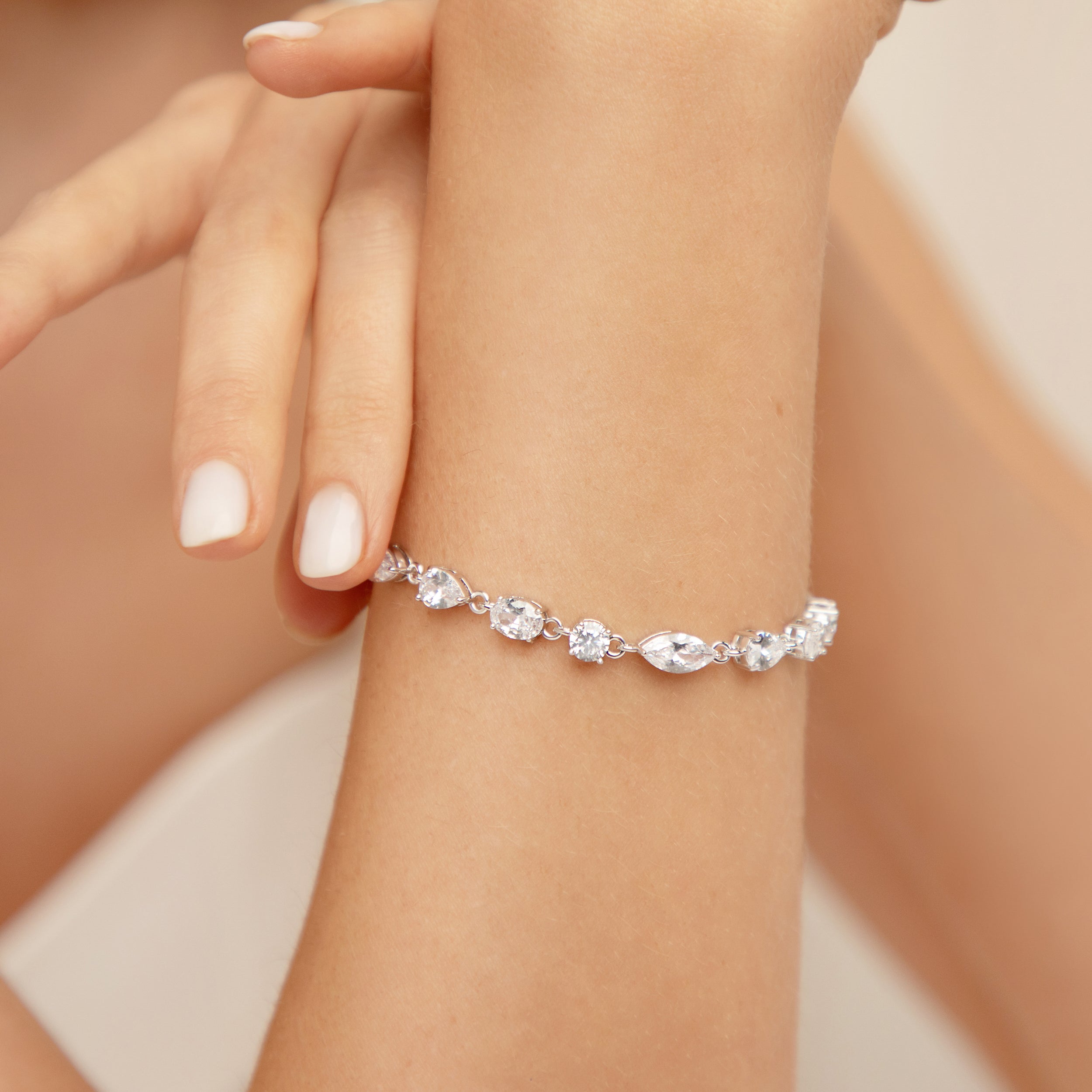 ELLIE // Dainty crystal bridal bracelet