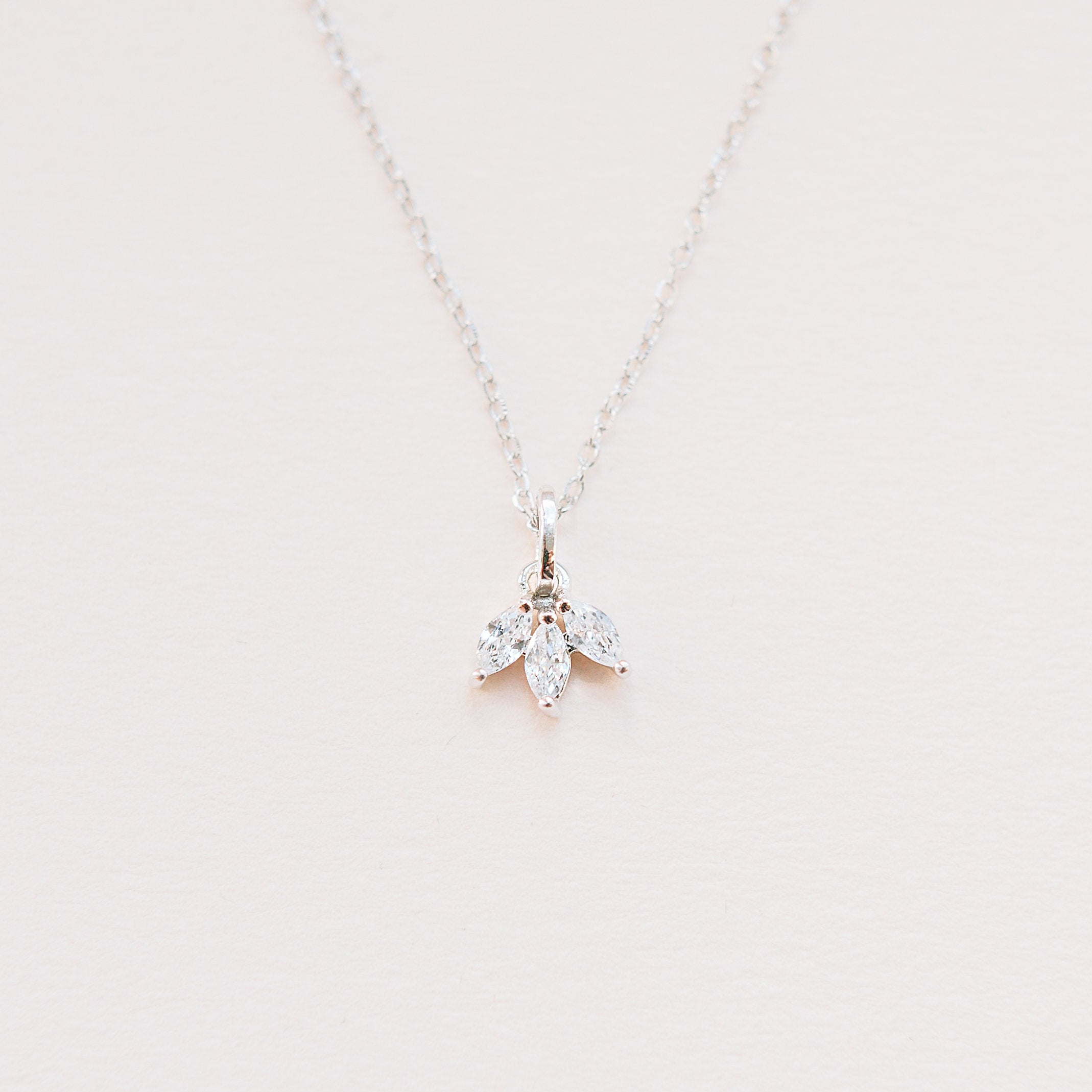 LOLA // Dainty leaf necklace
