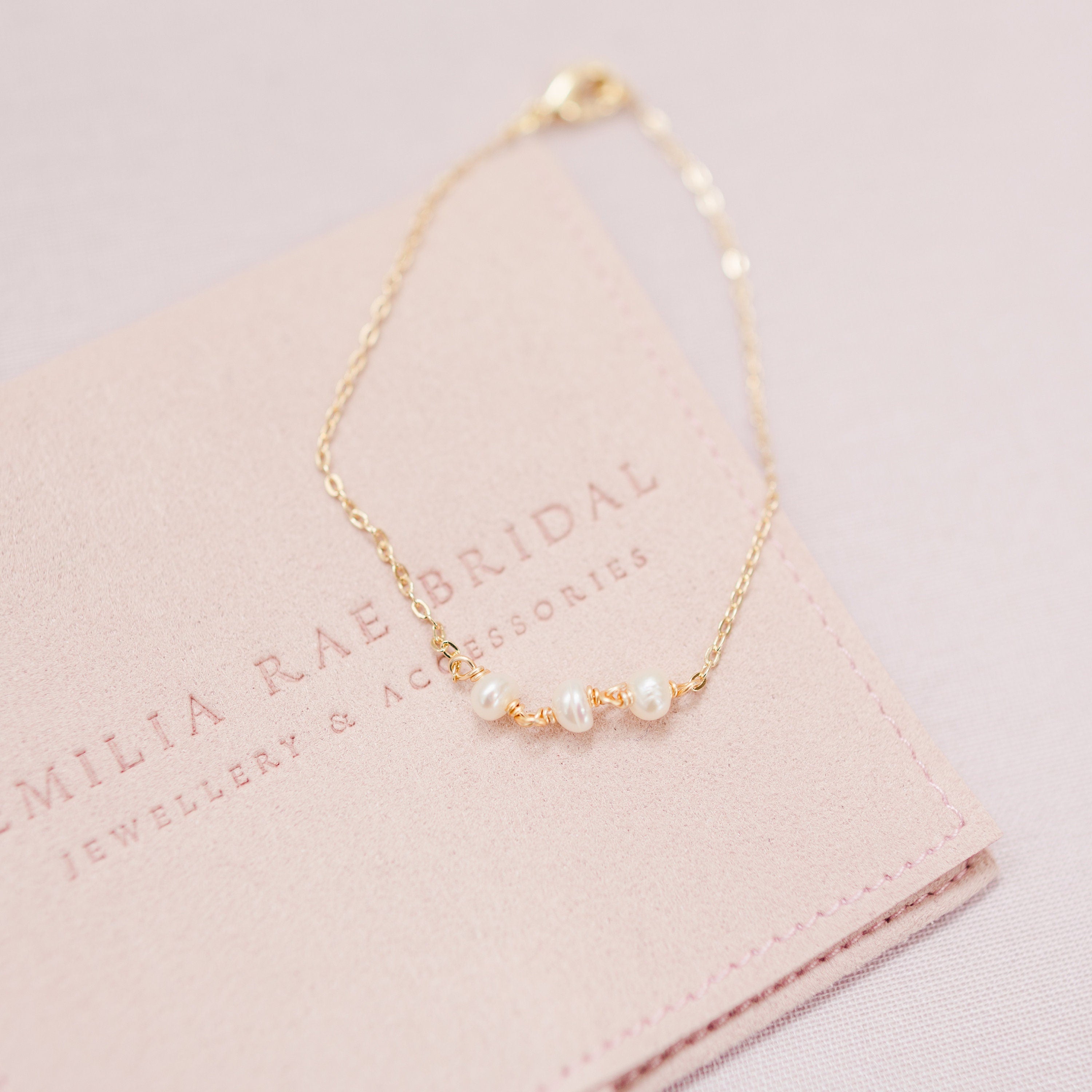ABIGAIL // Dainty pearl bridal bracelet