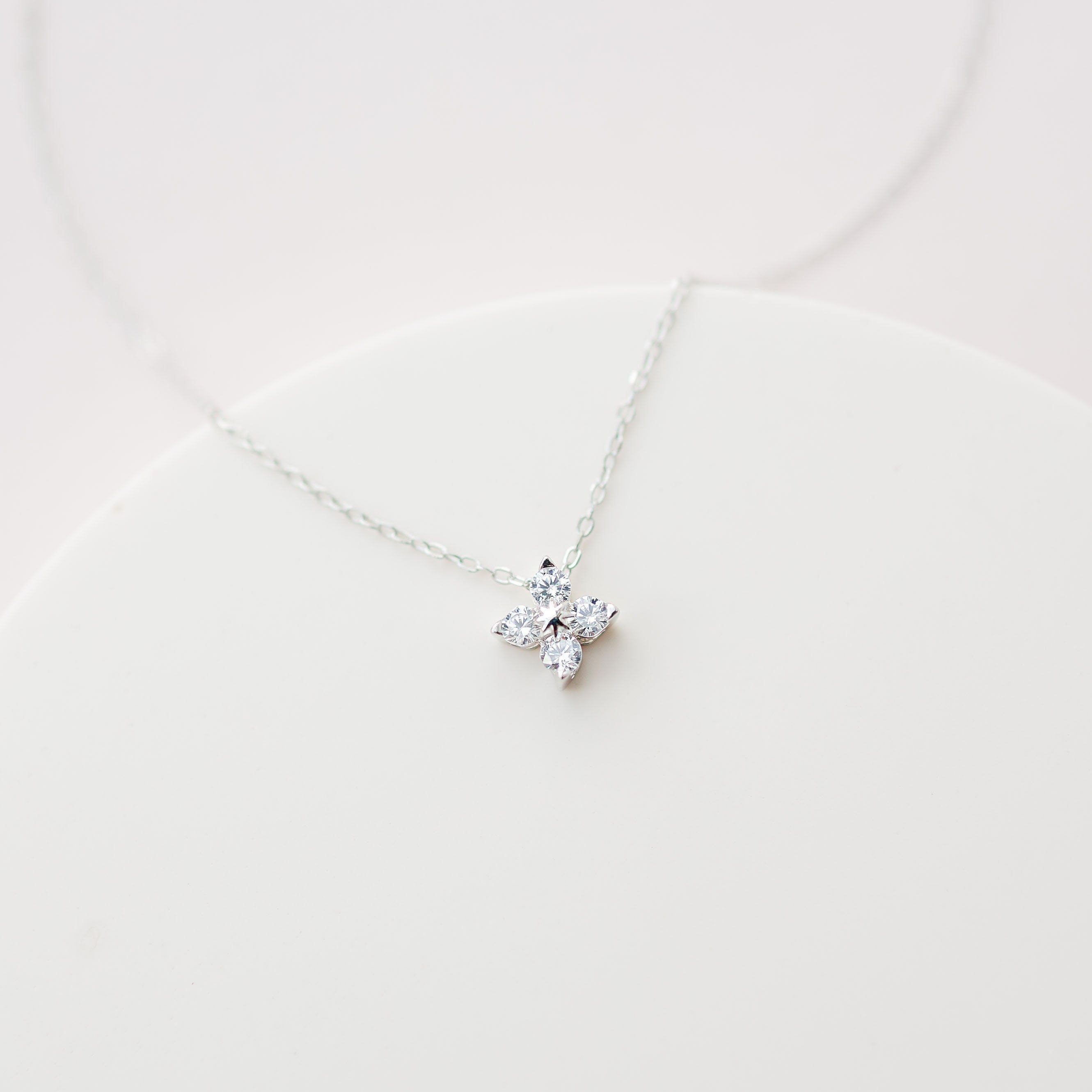 CHLOE // Dainty silver floral necklace