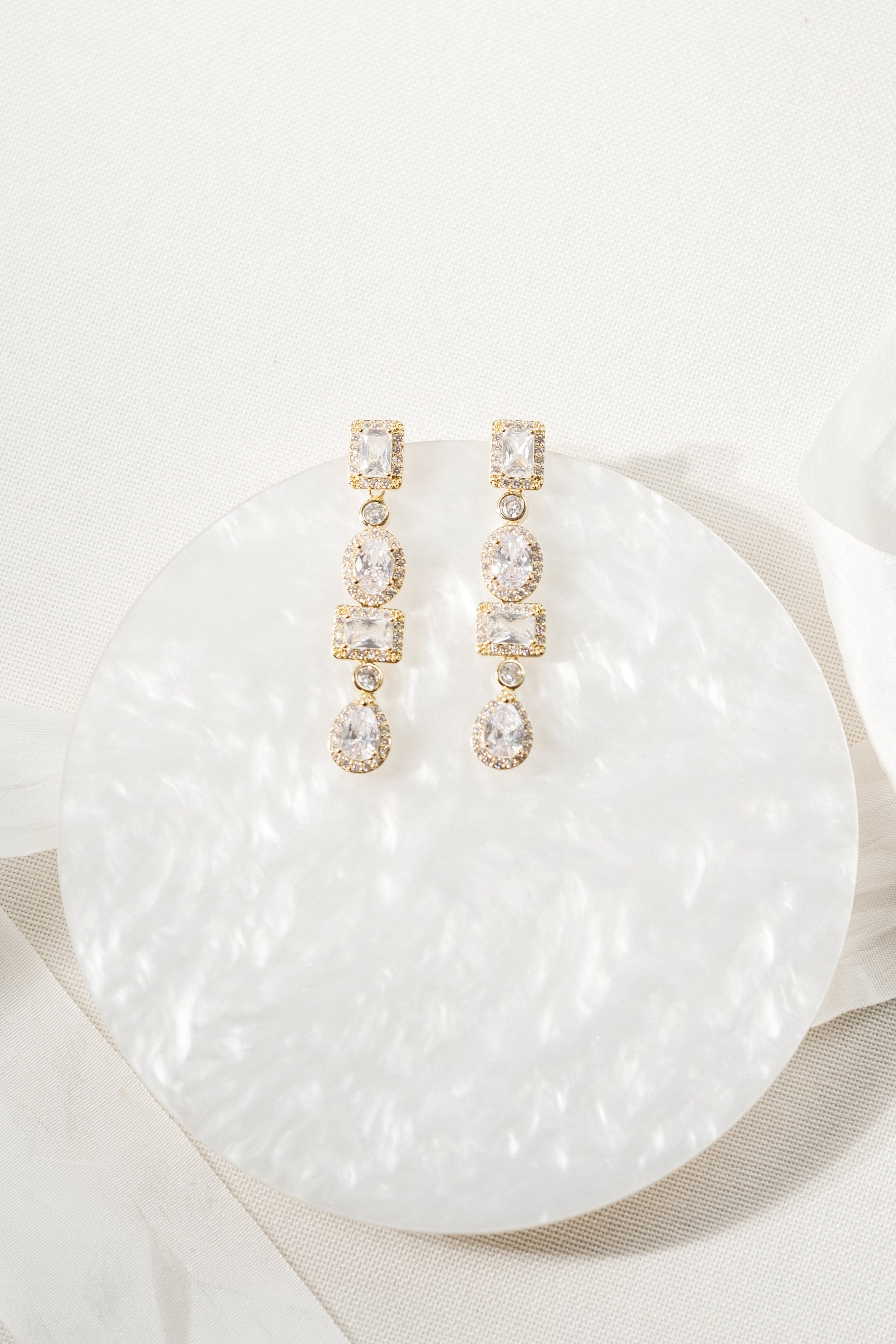 JENNA // Gold geometric drop earrings