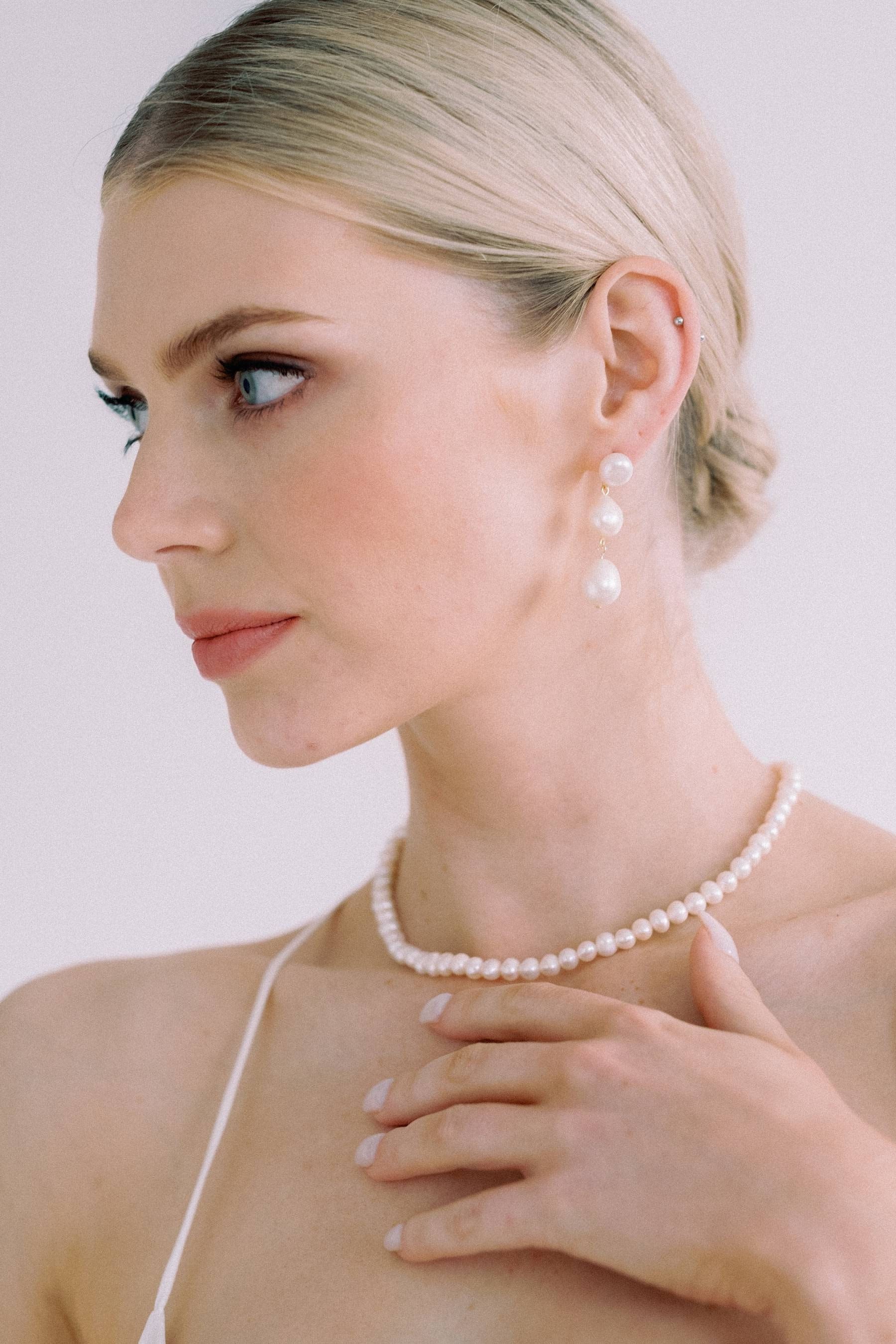 NOEMI // Gold pearl wedding necklace