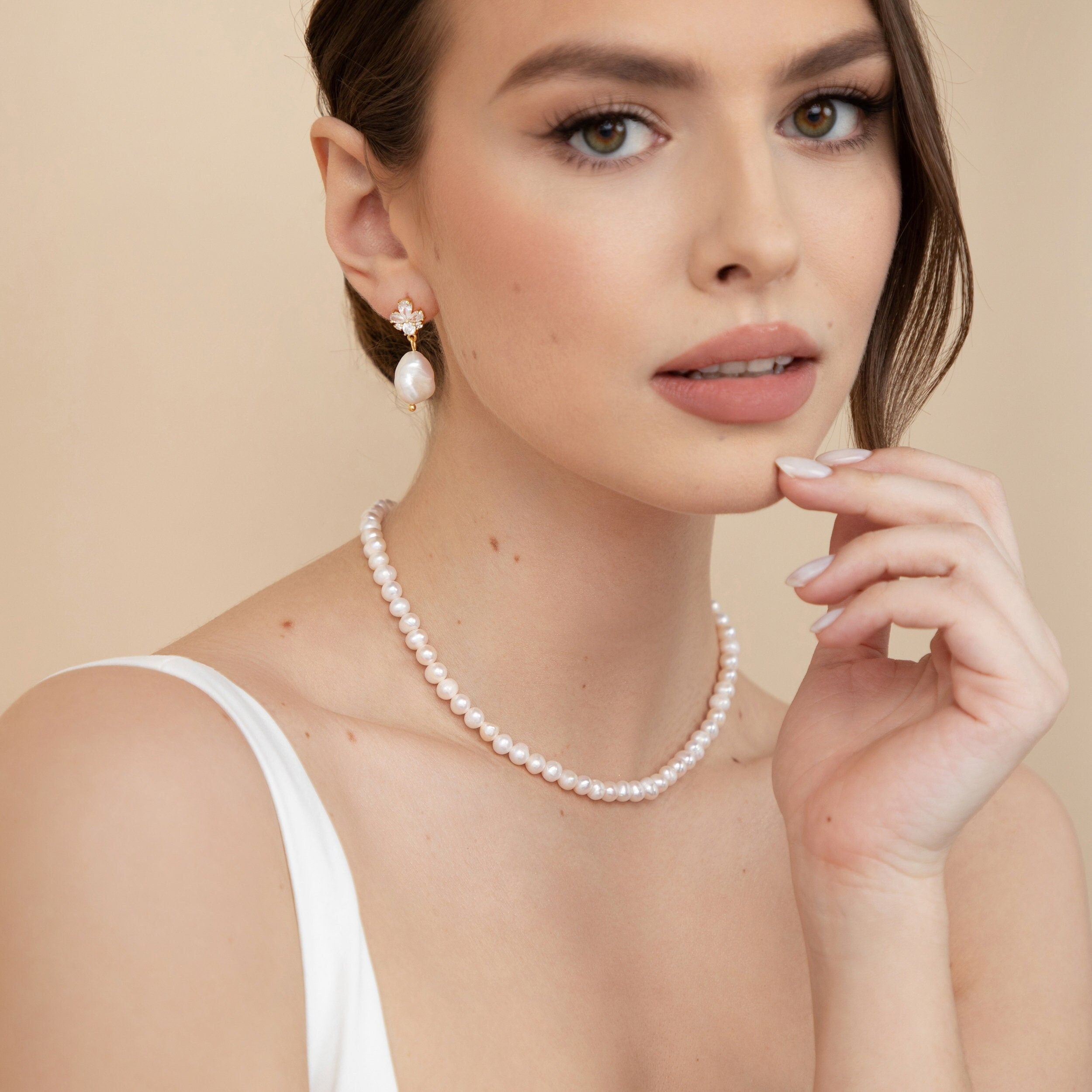 NOEMI // Gold pearl wedding necklace